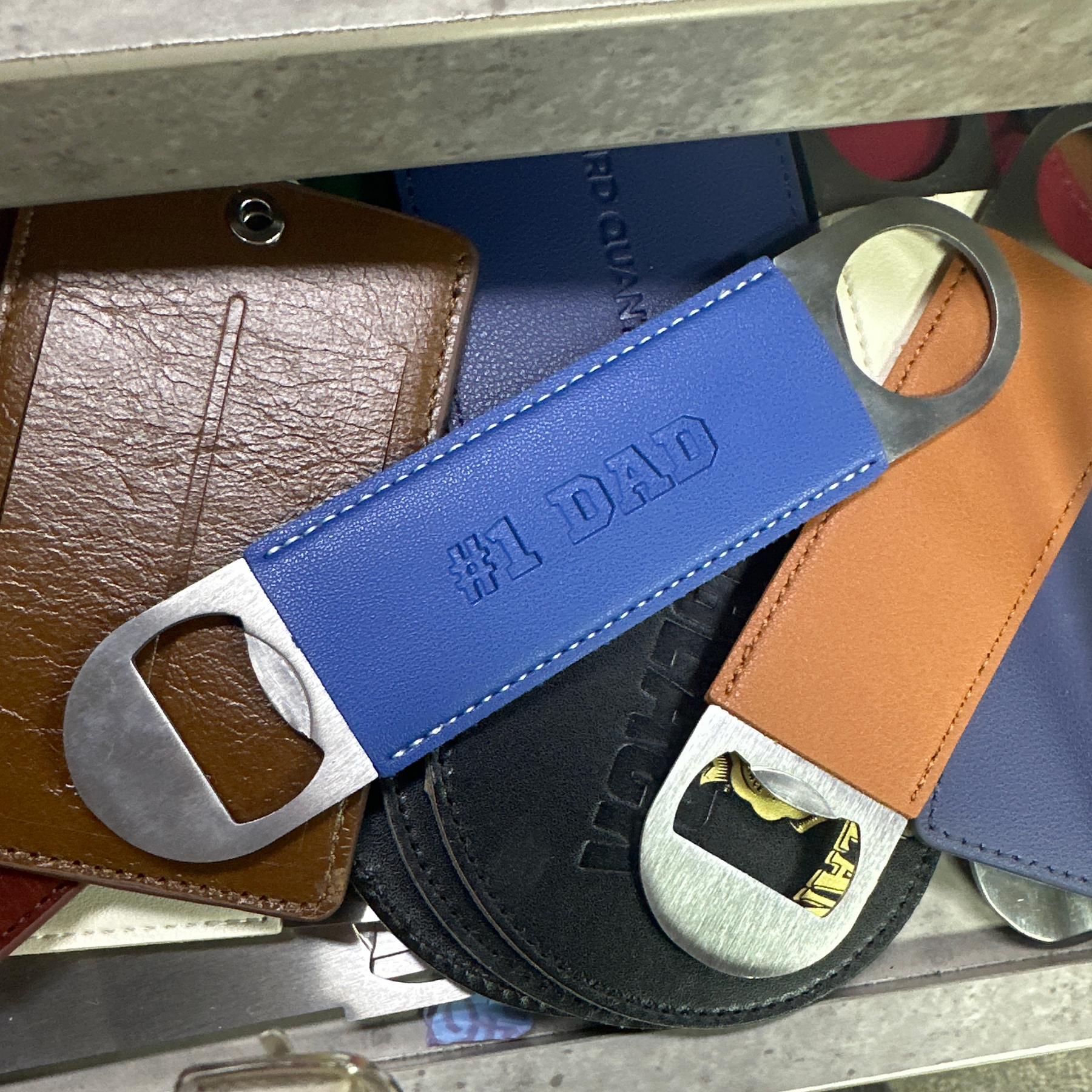 【客製化】雙開皮革啤酒開瓶器 | 禮品、贈品專業客製禮贈品顧問 ethergifts