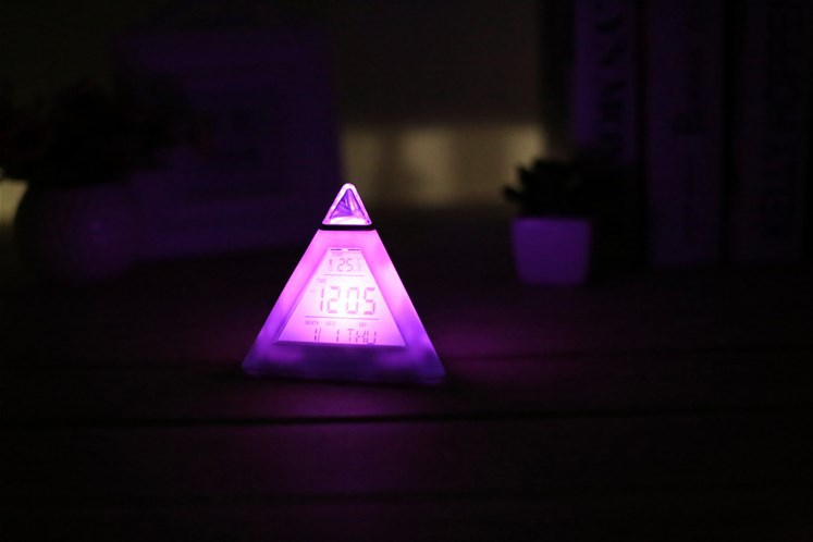 【客製化】三角形七彩變色鬧鐘 | 禮品、贈品專業客製禮贈品顧問 | 禮品、贈品專屬客製禮贈品專家
